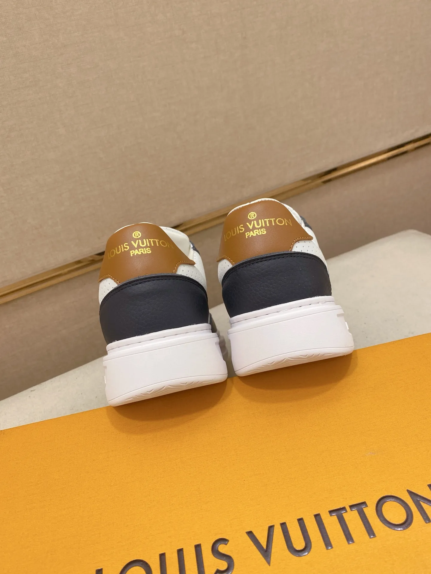 Men's shoes 💰: 420💰🎉🎉LV~Louis Vuitton trendy men's shoes New shipments Latest matching The same style as the official website Super high quality Hot sales of the season [strong] [strong] [strong] Selected first-layer cowhide, comfortable cowhide lining, original last, comfortable on the foot, wear-resistant rubber outsole Size number: 38-44.